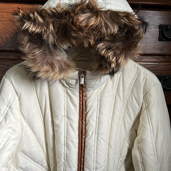 •Michael Kors• winter coat in like new condition Beautiful cream w/removable fur - Picture 3 of 7